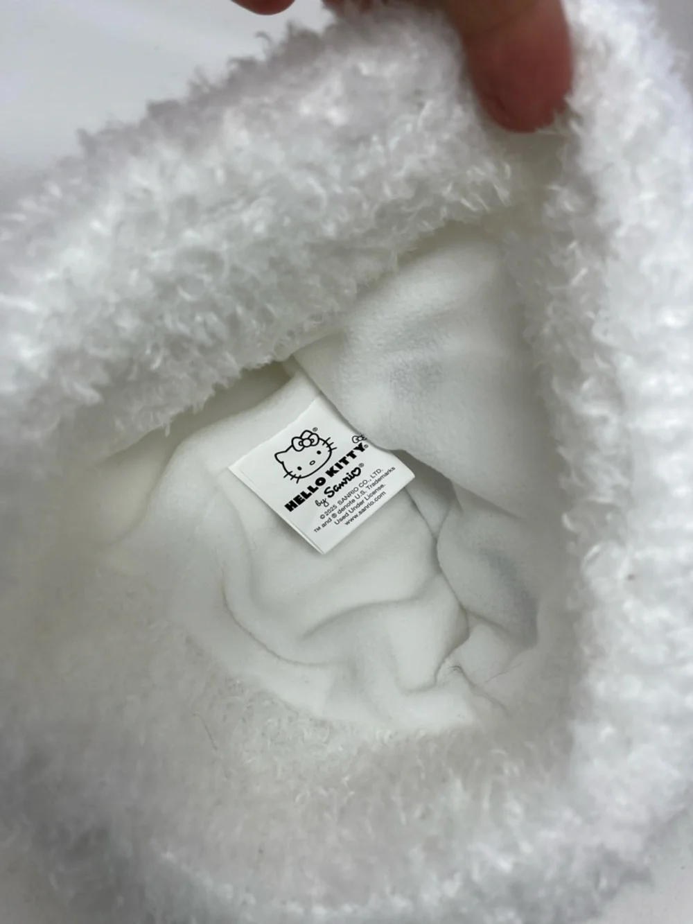 HELLO KITTY BUNDLE 7 -BEANIE, 2 KEYCHAIN, CRÈME SHOP BATH BOMB LIP BALM, CHARM